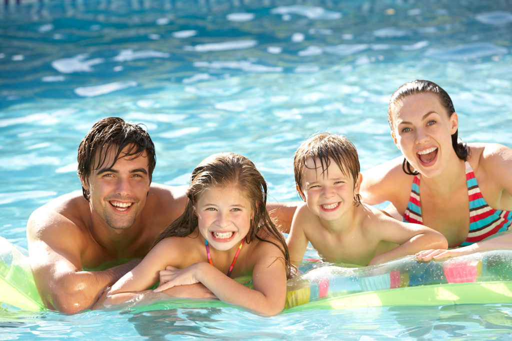 famiglia-gioia-piscina
