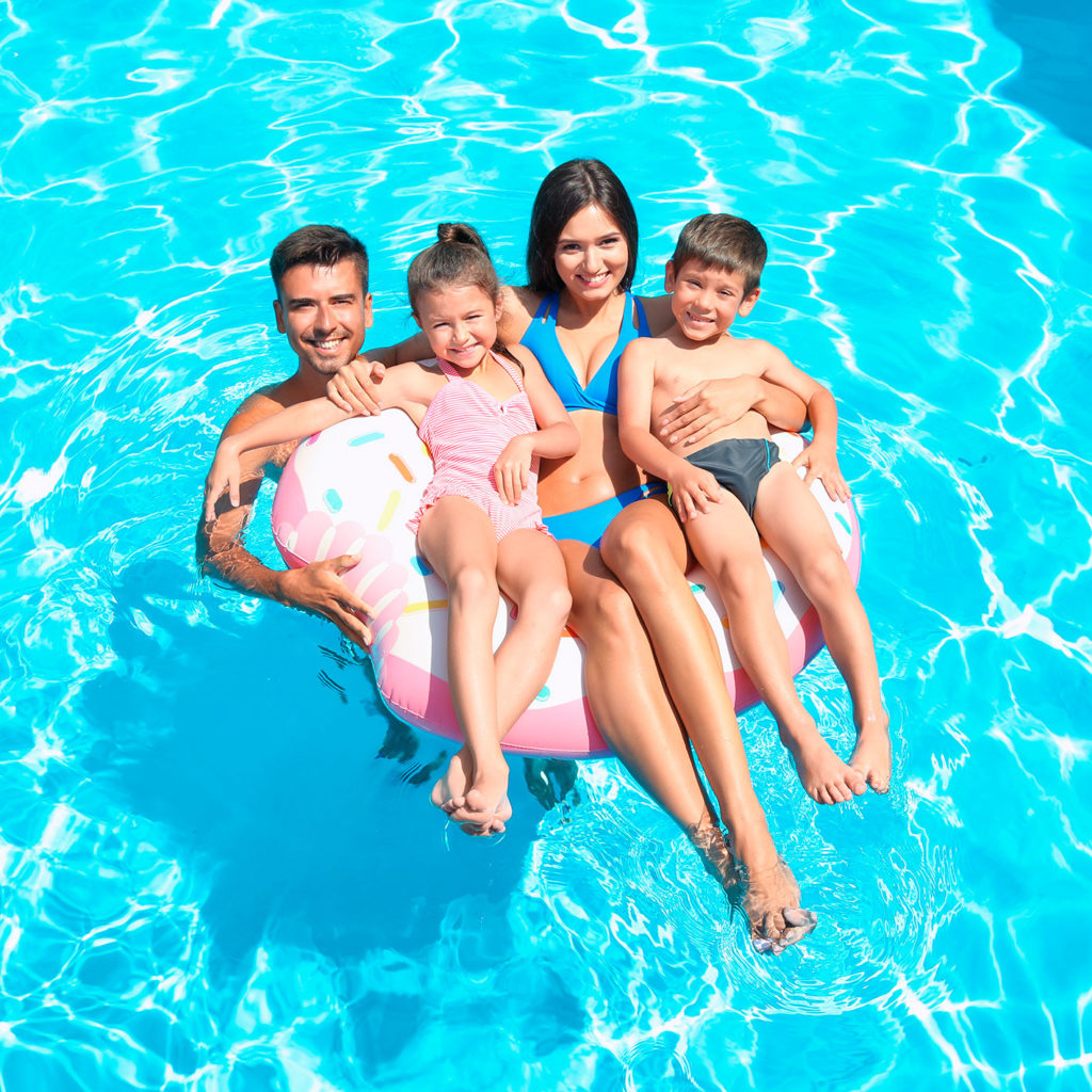 famiglia-in-piscina-salvagente